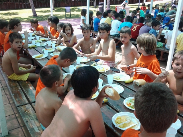  Alunos comendo juntos 
